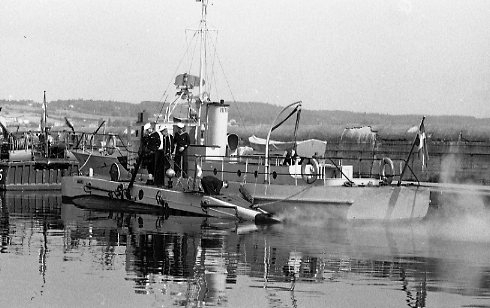 Utställningen "Rila". Motortorpedbåtar i Jönköping hamn. Till vänster om en av motortorpedbåtarna syns ubåten "Spiggen", en miniubåt inköpt från Storbritannien. Deltog i militäruppvisningen utanför Rosenlundsbankarna.