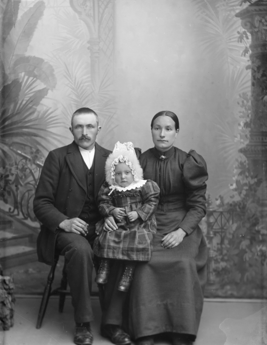 Engebret O. Prestangen født 1865 i Ringebu. Gift 1895 med Ingeborg T. Brenden fra Kvam. De fikk én datter, Marie født 31. mars 1896. Ved folketellingen i 1910 bodde mor og datter på hennes hjemsted Brenna i Kvam. Mannen var i Amerika på jernbanearbeid.