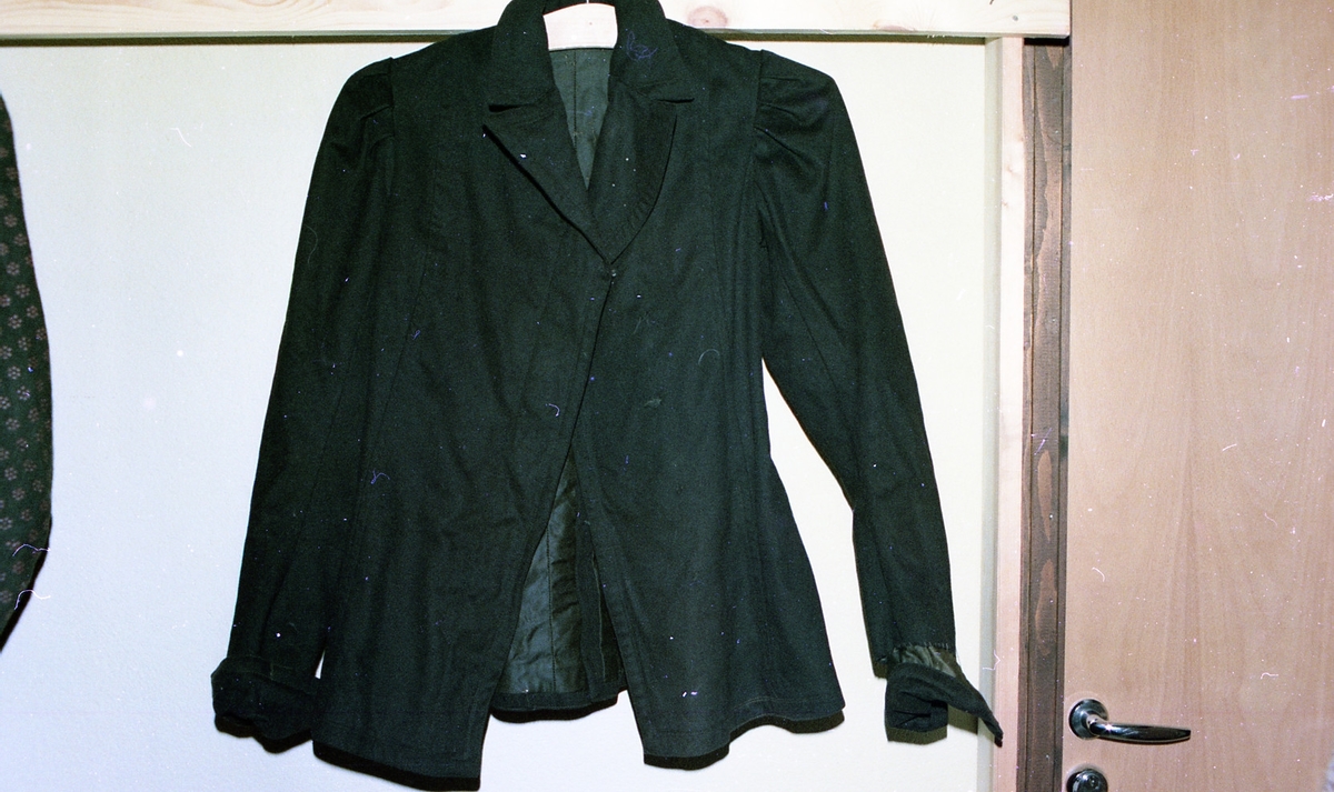 Ei sort jakke fra Sigfred Rem, Rem. Motiv tatt ved ei tekstilutstilling i Valldal.