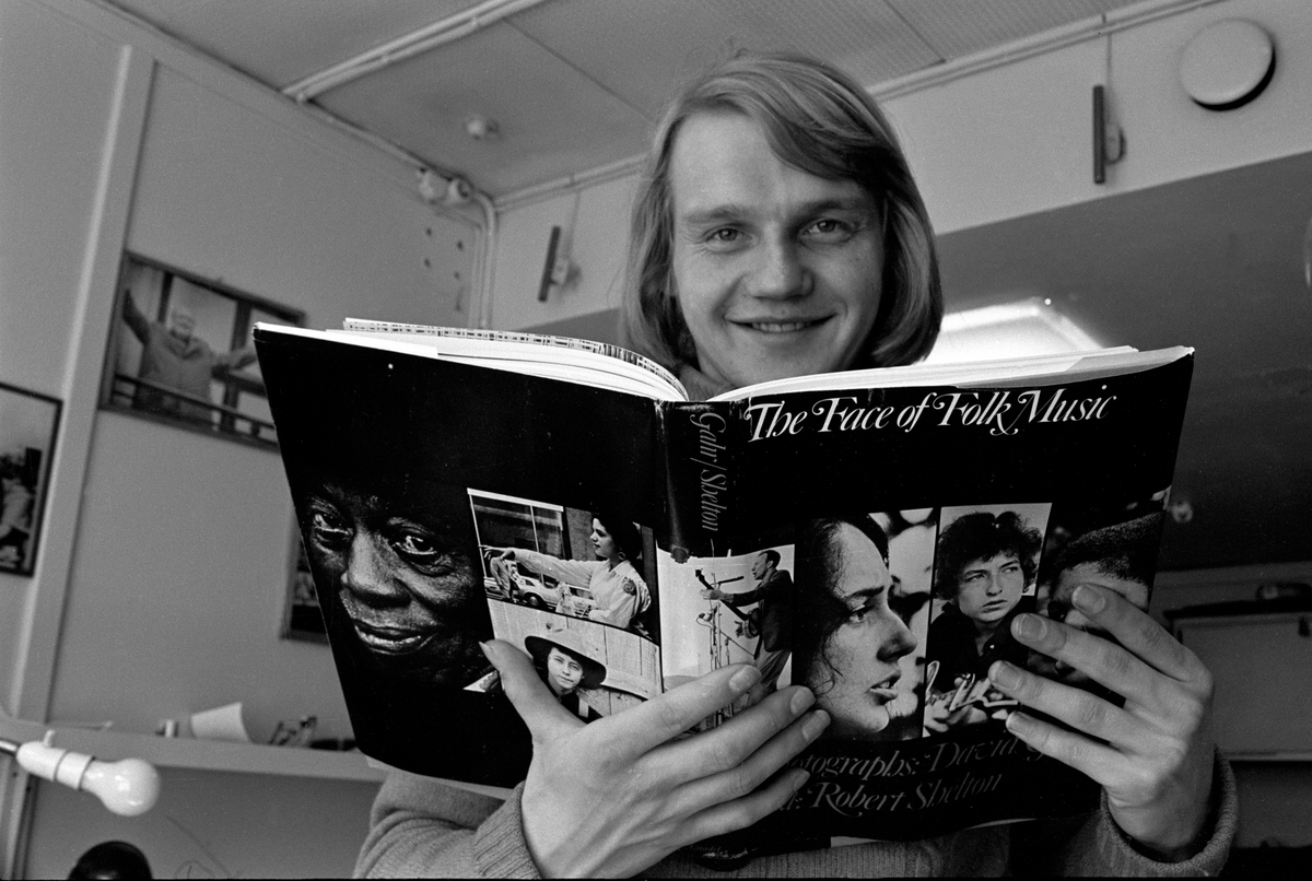 Visesanger Finn Kalvik. Her med boka "The Face of Folk Music".