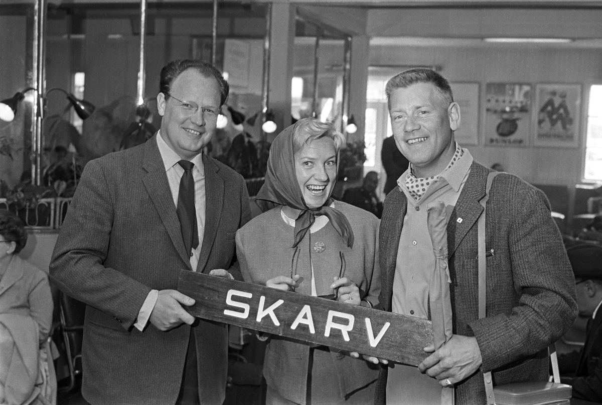 Fra venstre sjeffotograf Mathis Mathiesen, Sølvi Wang og Arve Opsahl reiser til Nord-Norge for opptak til filmen "Operasjon sjøsprøyt". Her på antatt Fornebu Lufthavn.