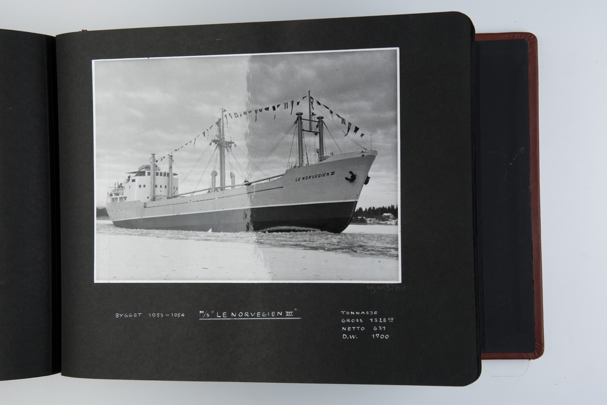 Album med fotografier av NALs kontorer og skip i Norge og USA