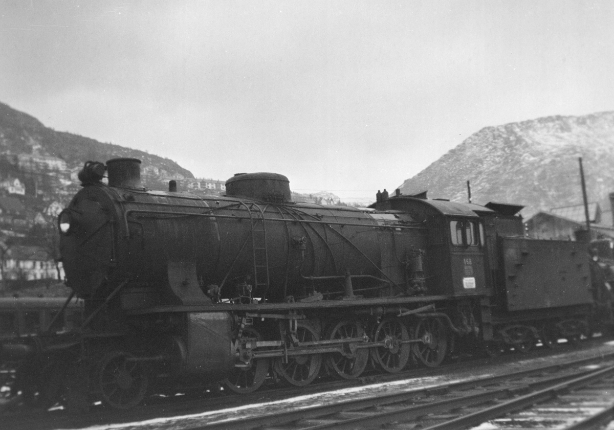 Damplokomotiv type 39a nr. 168 hensatt på Bergen stasjon før opphugging
Hugget hos Einar Cook, Nyhavn, Bergen, januar 1961.