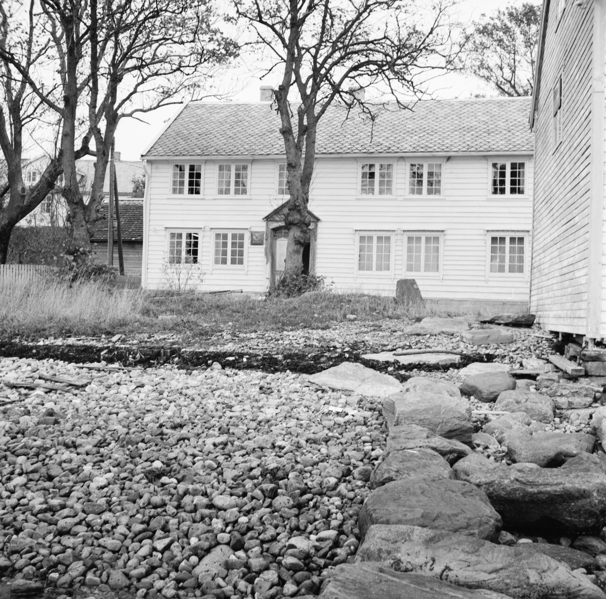 Det gamle Løegtunet på Valderhaugstranda. Hans Løeg startet handel her i 1748. Andreas Løeg overtok 1789 og bygde husa som nå står.