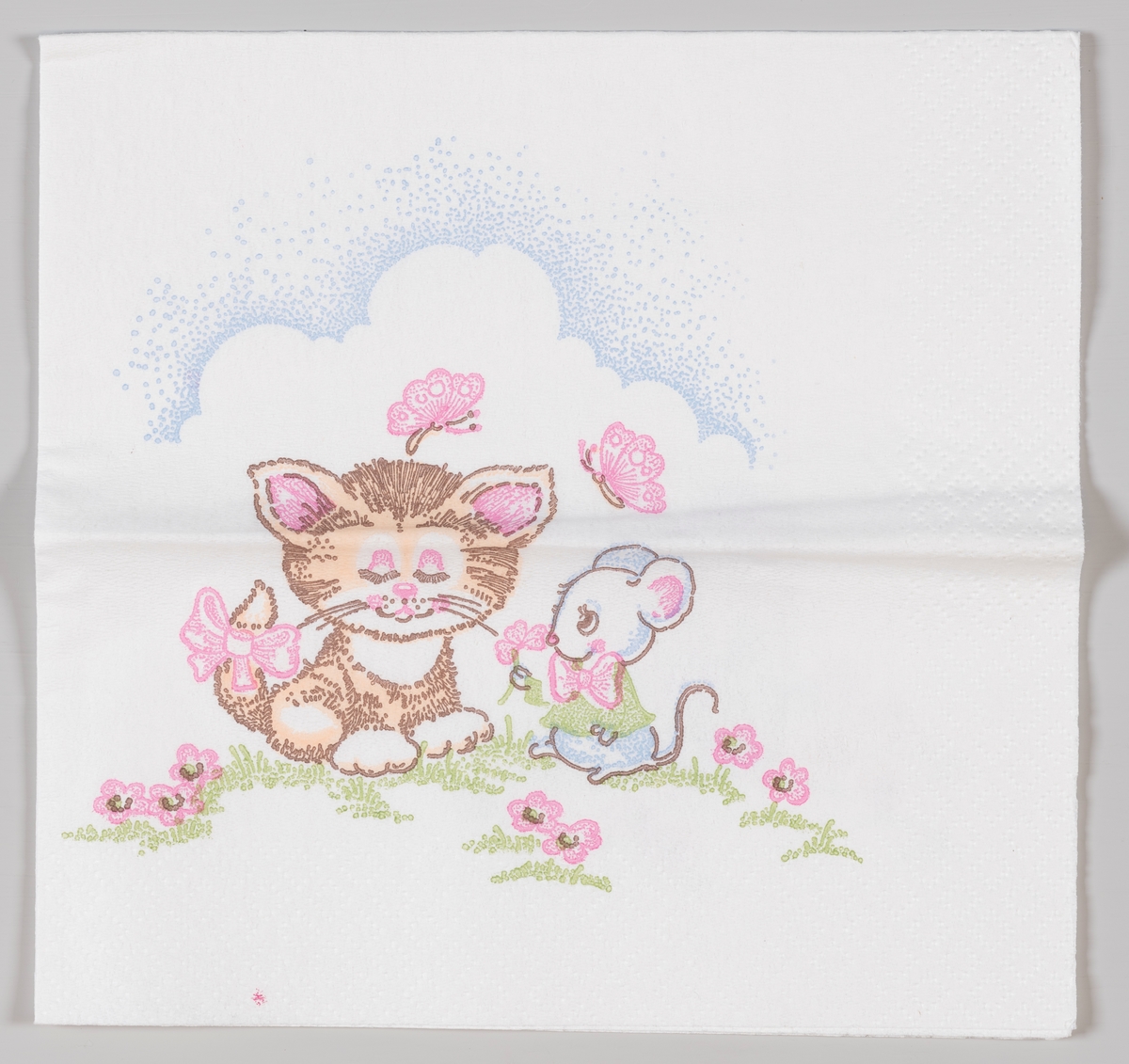 En katt og en muse sitter sammen blant blomster og sommerfugler.