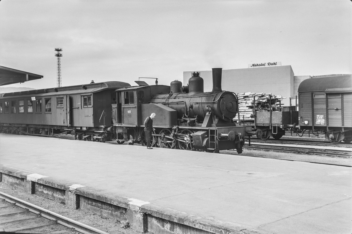 Damplokomotiv type 23b nr. 455 på Trondheim stasjon.