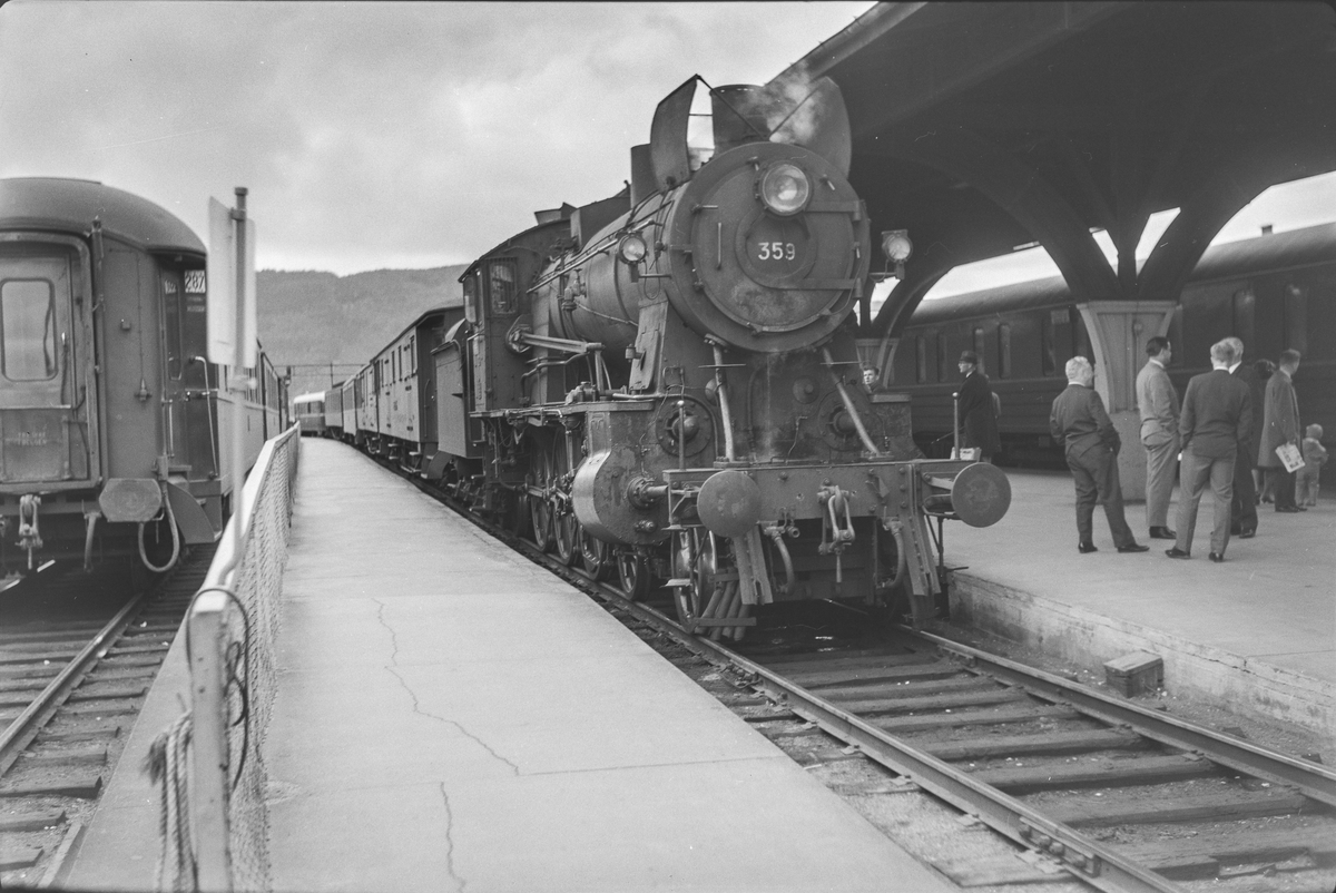 Tog og reisende på Trondheim stasjon. Damplokomotiv type 30b nr. 359 med dagtoget fra Oslo Ø til Trondheim over Røros, hurtigtog 301.