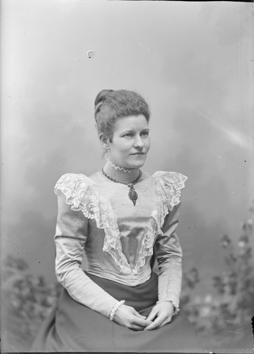 Ateljéporträtt - Emma Osti, Uppsala 1907