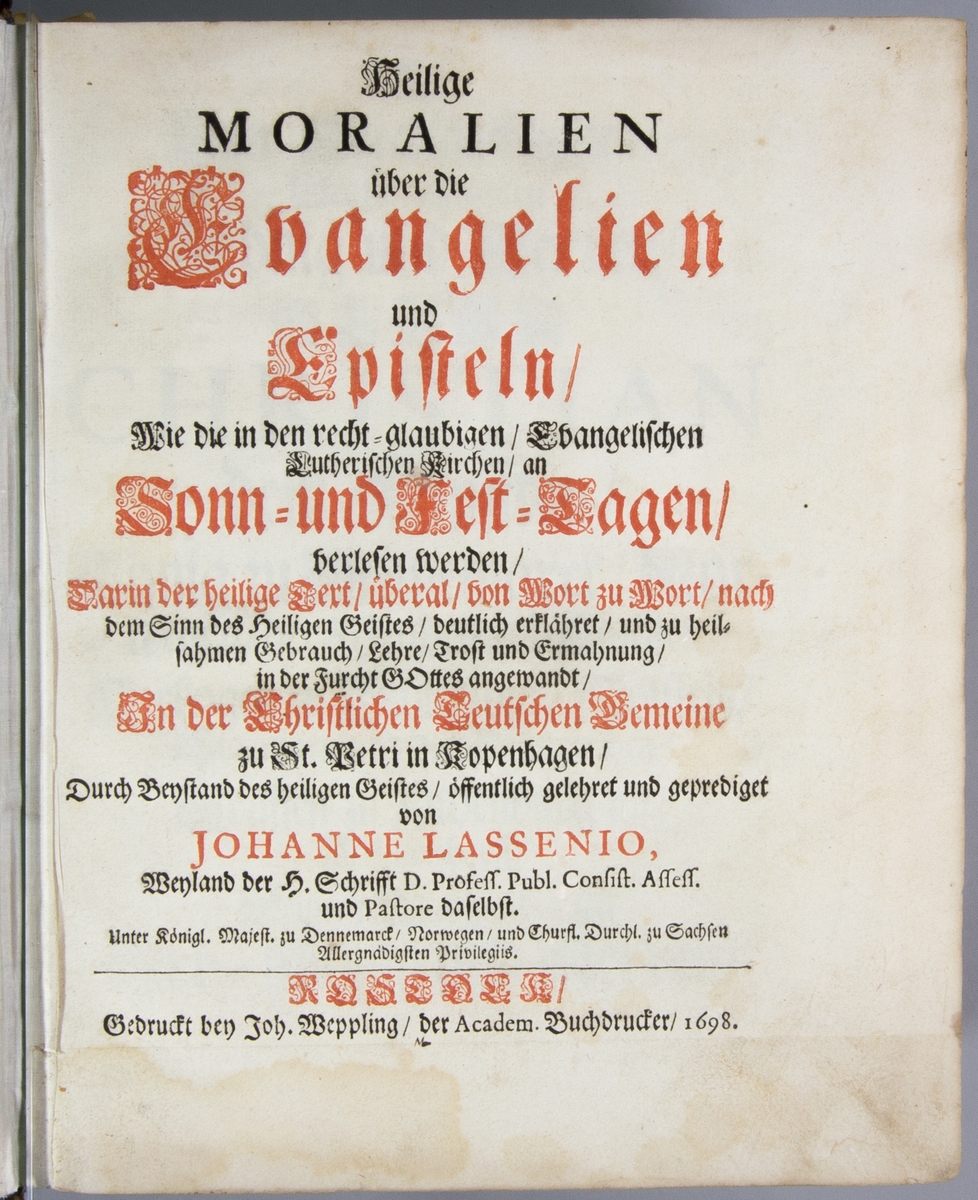 Bok, helfranskt band "Heilige Moralien über die Evangelien und Episteln"   tryckt av Joh. Weppling i Rostock 1698. 
Skinnband med fem upphöjda bind på ryggen, rester av etikett med till största delen utplånad text.