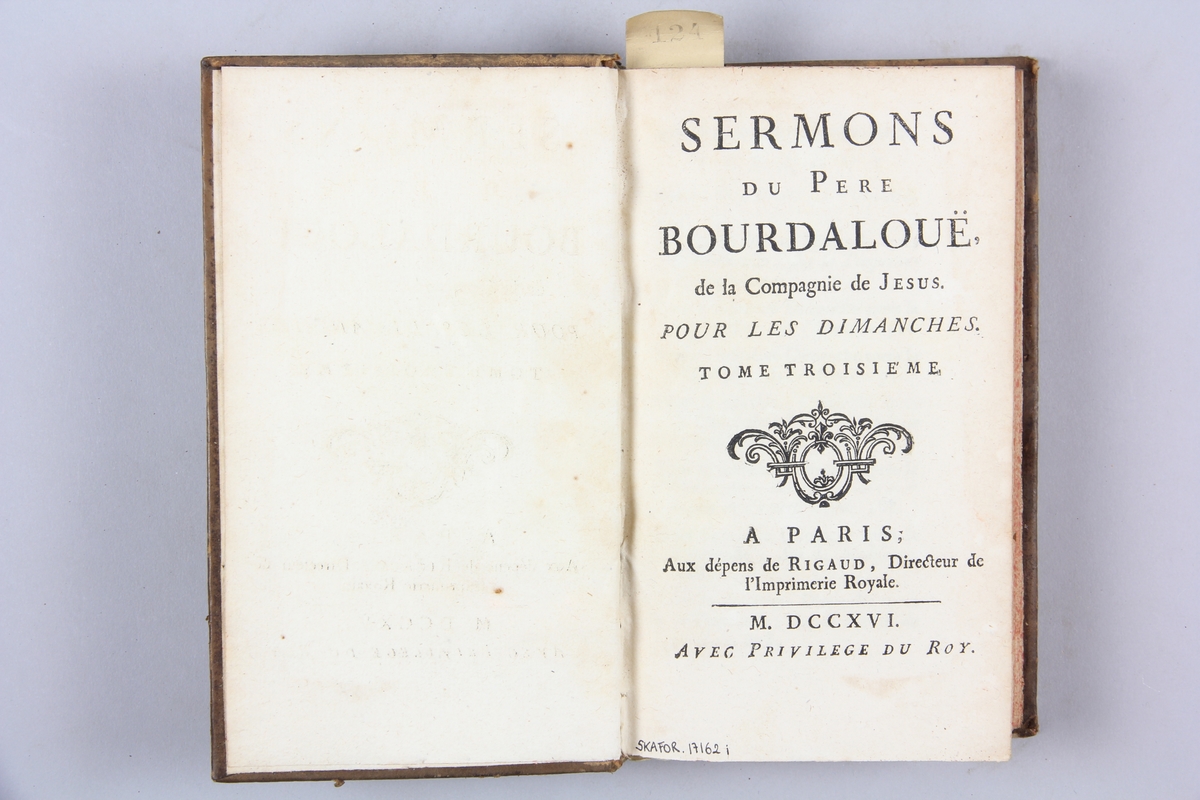 Bok, helfranskt band, "Sermons du Pere Bourdalouë" , tryckt i Paris 1716. Skinnband med guldpräglad rygg med fem upphöjda bind. Titelfält med blindpressad titel och volymens nummer, rödstänkt snitt. Etikett med samlingsnumret.