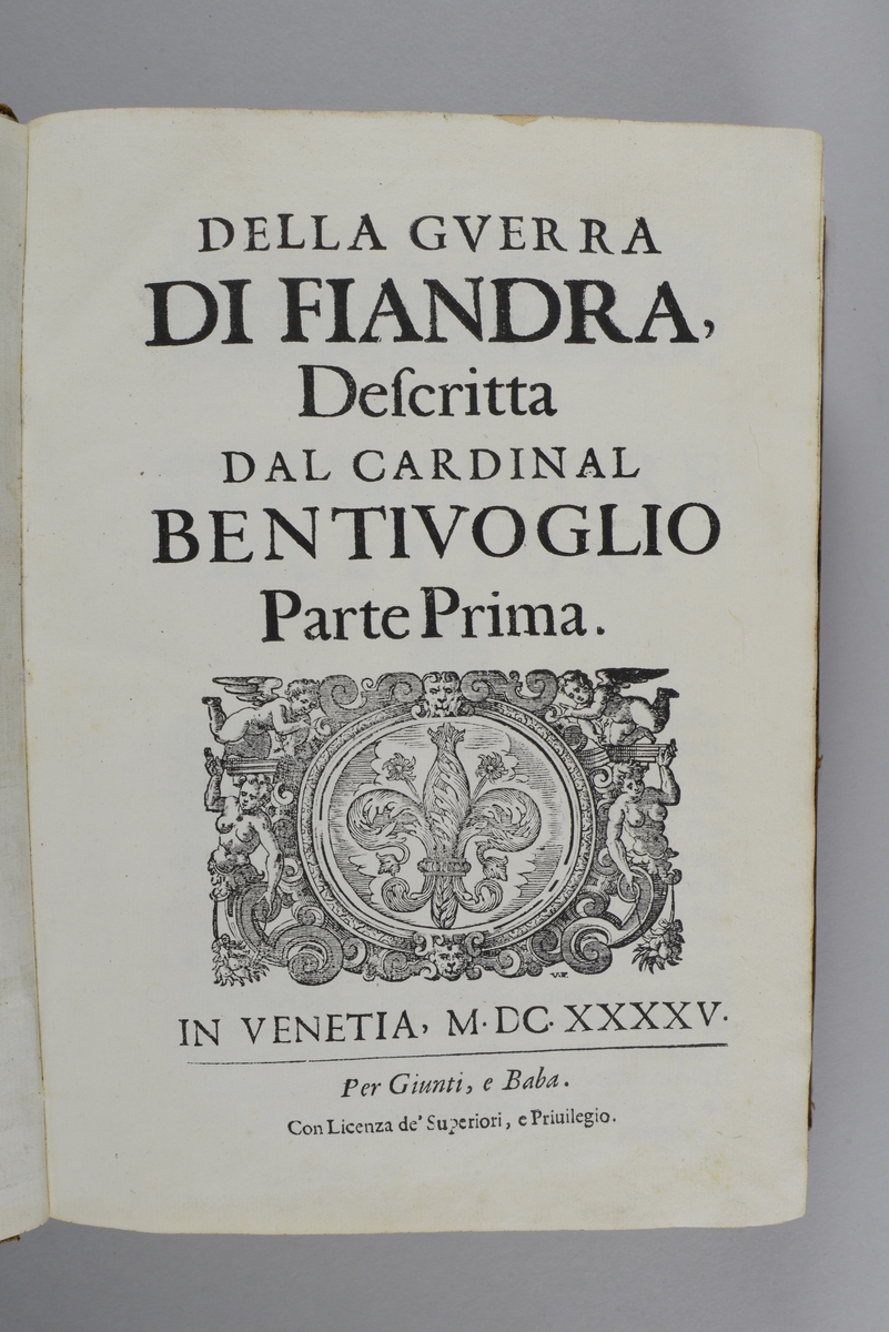 Bok, helfranskt band "Historia di Fiandra del cardinal Bentivoglio" tryckt i Venedig 1645.
Skinnband med blindpressad och guldornerad rygg i fem upphöjda bind, med skadat titelfält och med påklistrad pappersetikett. Rödstänkt snitt.
