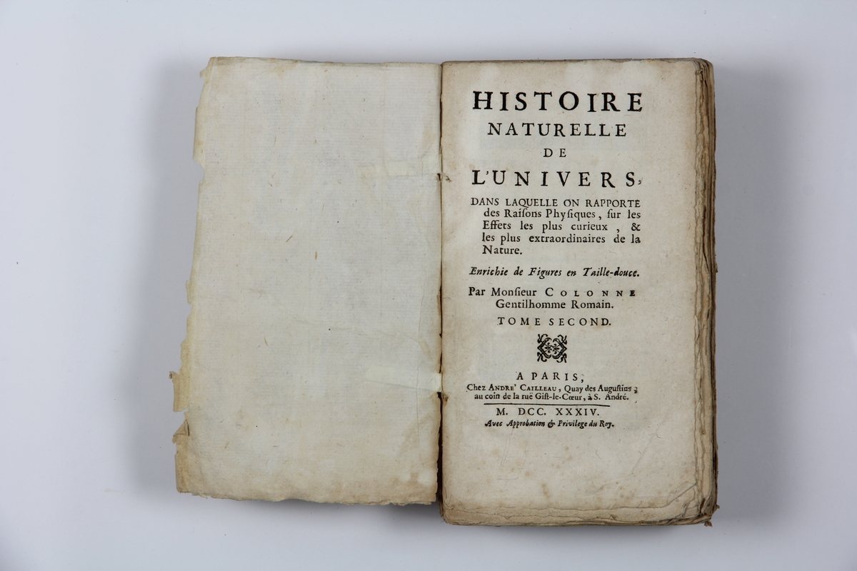 Bok, pappband "Histoire naturelle de l`univers", del 2, tryckt i Paris 1734. 
Marmorerat band med blekt  och skadad rygg, påklistrade pappersetiketter med titel (oläslig)  och volymens nummer. Med skurna snitt.