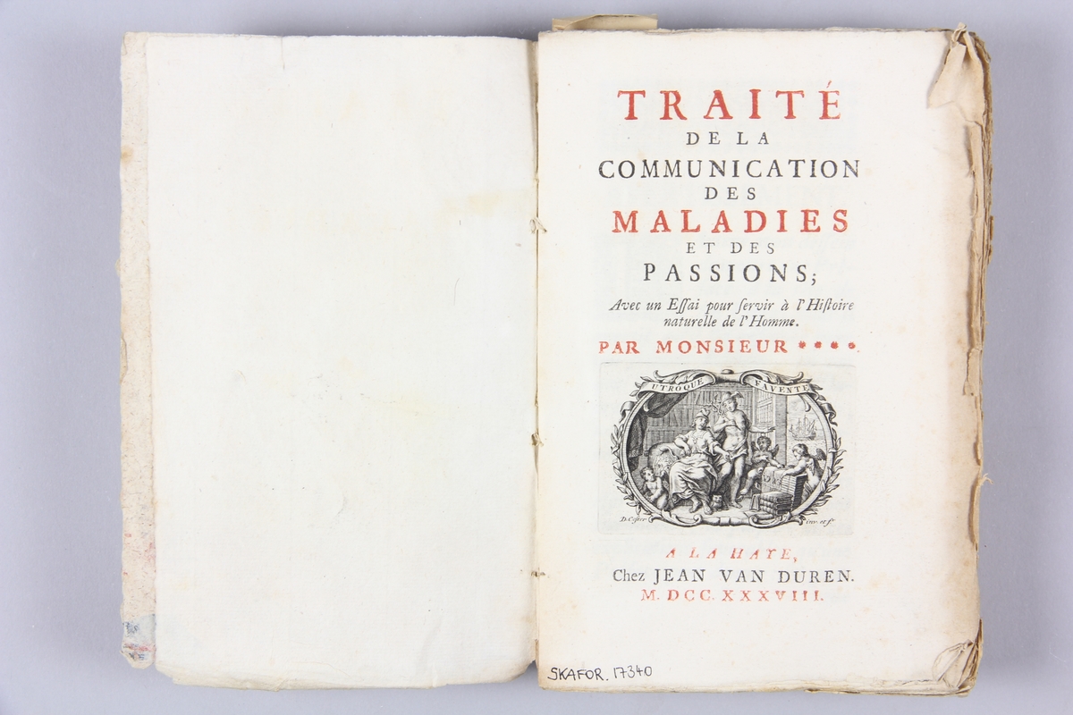 Bok, "Traité de la communication des maladies et des passions", tryckt i Haag 1738.
Pärmen klädd med marmorerat papper, oskurna snitt. Blekt rygg med klistrade pappersetiketter med titel, oläslig, och samlingsnummer.