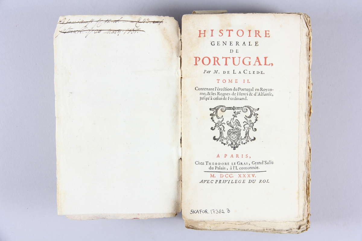 Bok, häftad "Histoire générale de Portugal", del 2. Pärmar av marmorerat papper, oskuret snitt.