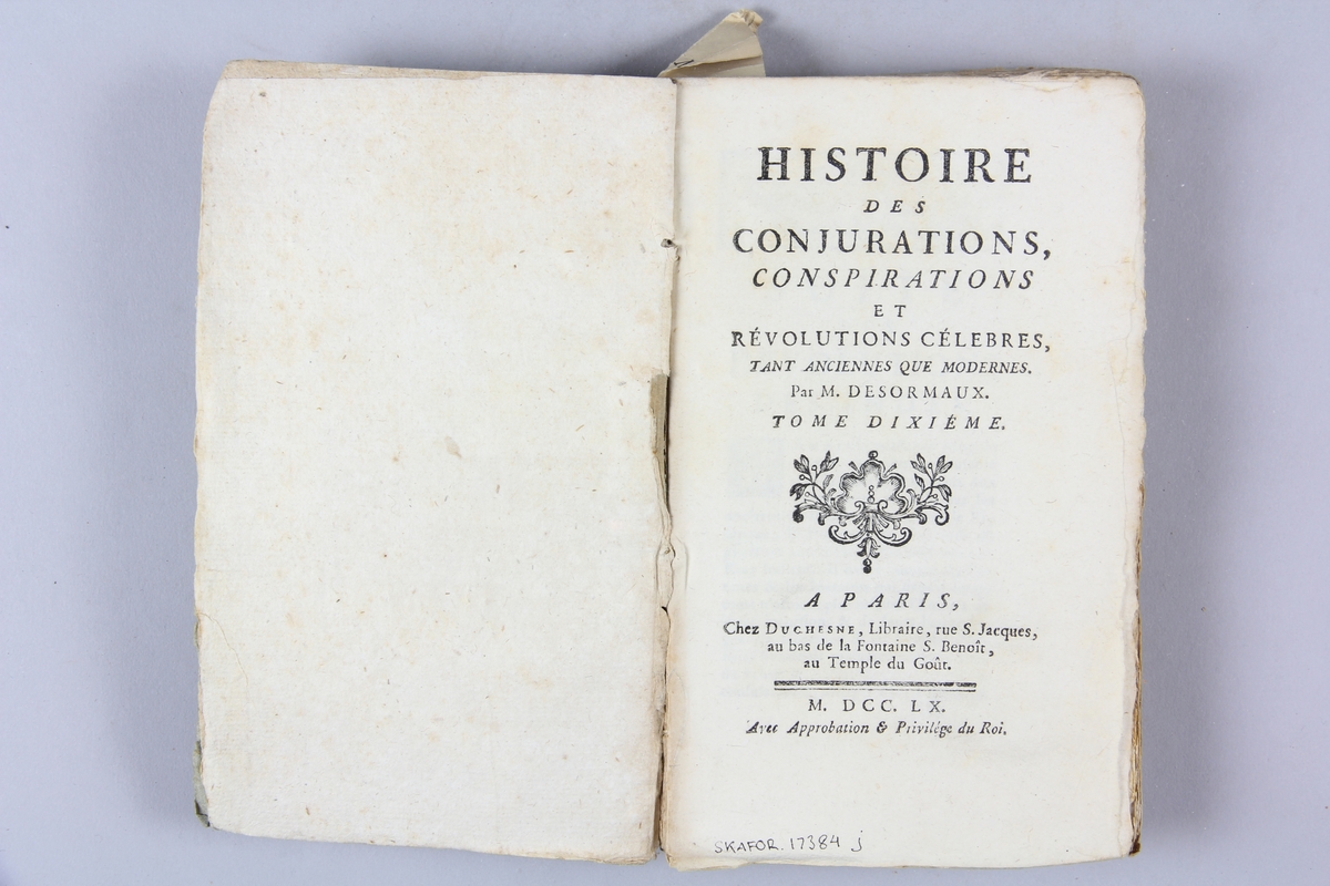 Bok "Histoire des conjurations, conspirations et revolutions célèbres", del 10, skriven av Desormaux, tryckt i Paris 1760.
Pärmar av gråblått papper, oskuret snitt. Blekt rygg med etikett med titel och samlingsnummer.