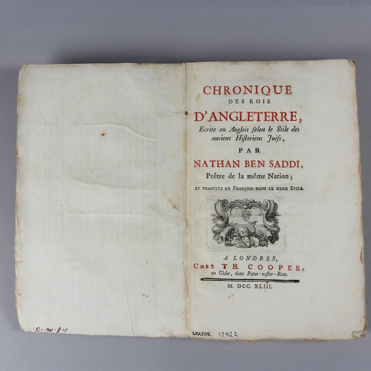 Bok, häftad, "Cronique des rois d´Angleterre". Pärm av marmorerat papper, oskuret snitt.