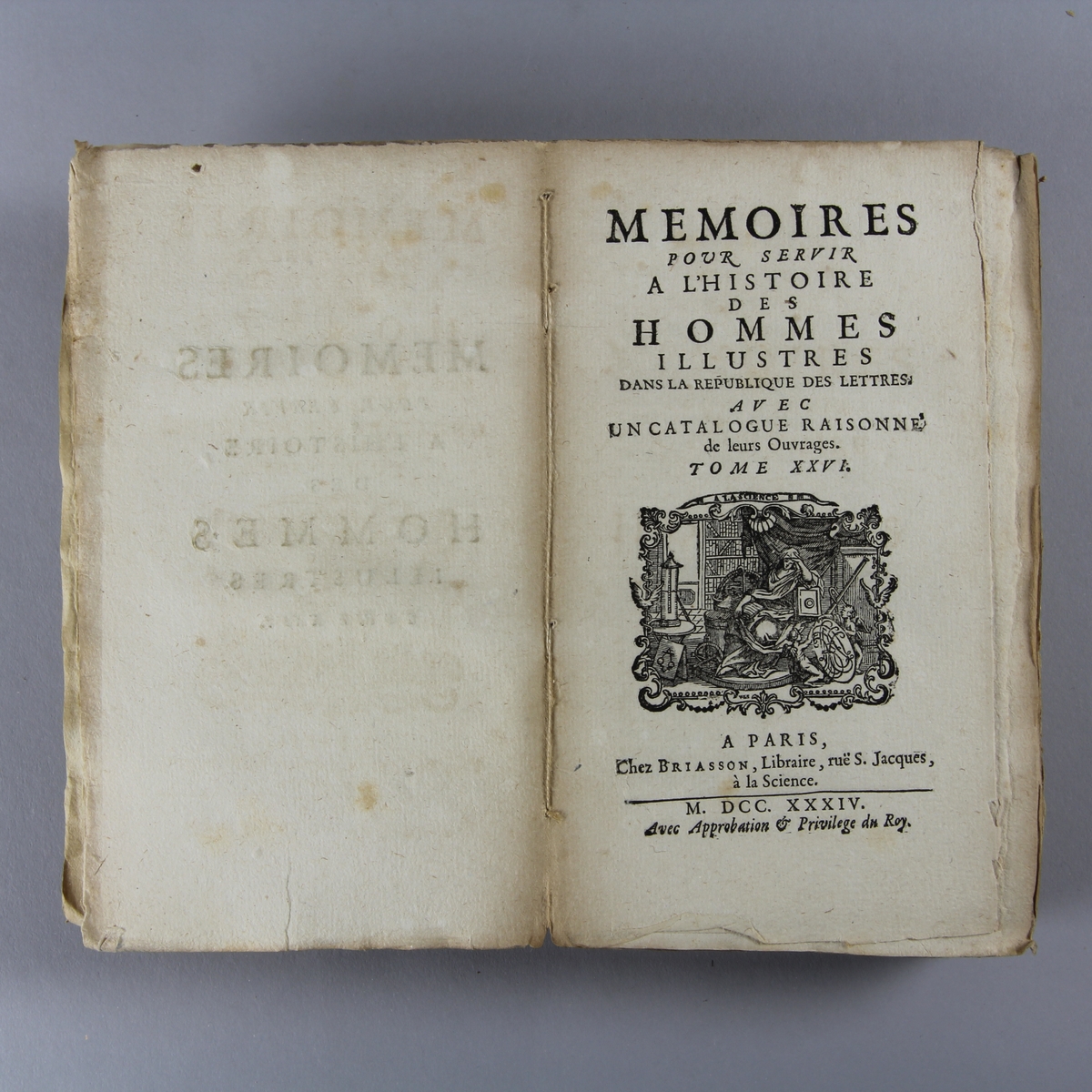 Bok, häftad, "Mémoires pour servir à l´histore des hommes illustres", del 26. Pärm av marmorerat papper, oskuret snitt, ej uppsprättad.
