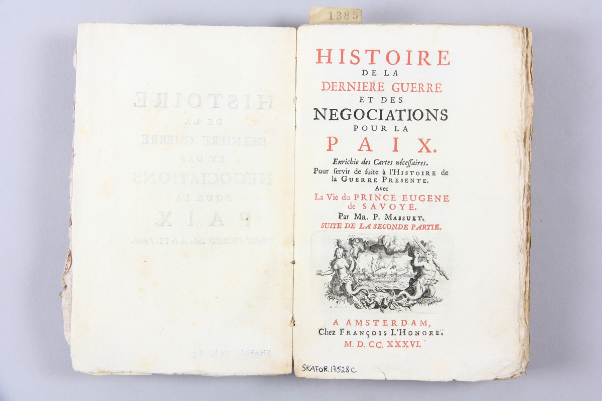 Bok, pappband, "Histoire de la derniere guerre", del 2, tryckt 1736 i Amsterdam. Marmorerade pärmar, blekt rygg med påklistrade etiketter, delvis oläsliga. Oskuret snitt, ej uppskuren.