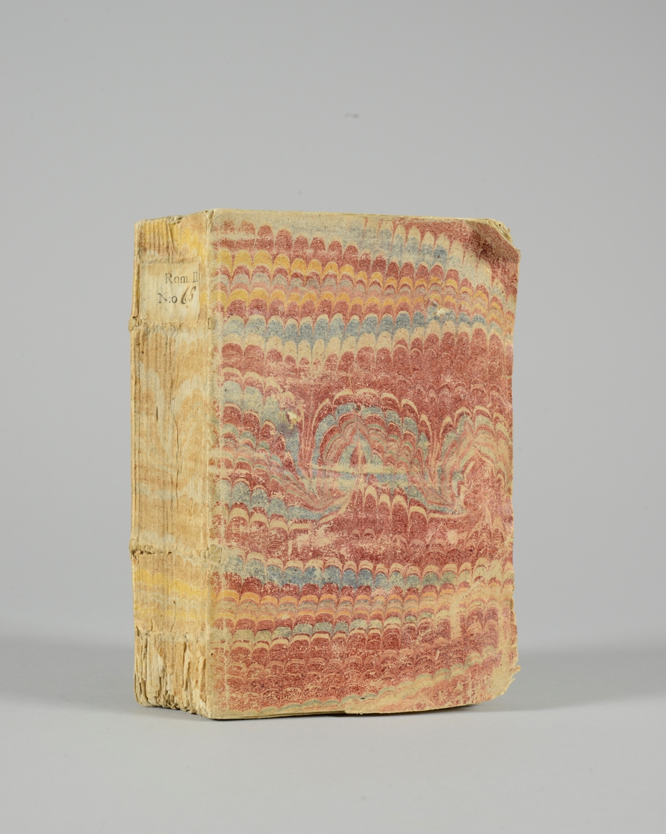 Bok, häftad, "Mémoires turcs", tryckt 1748 i Amsterdam. Marmorerade pärmar, blekt rygg med etikett med bokens nummer. Oskuret snitt.