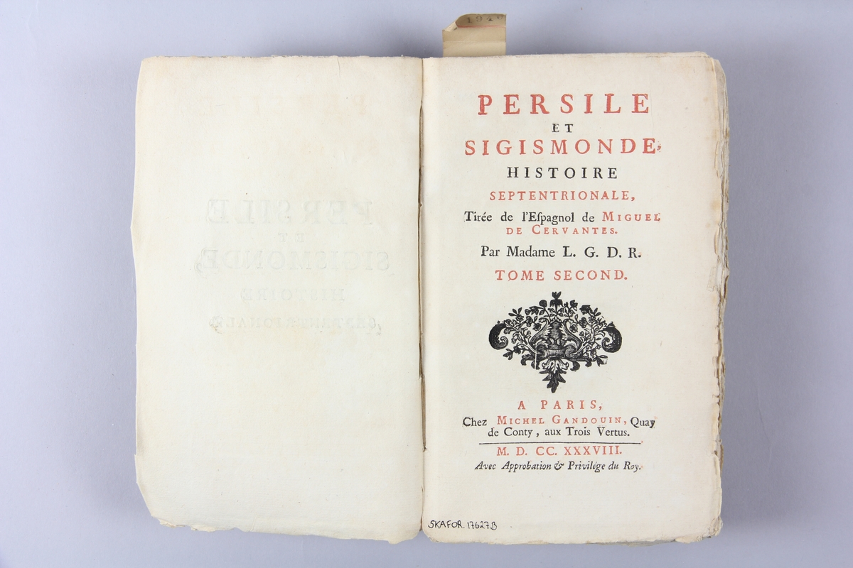 Bok, häftad, "Persile et Sigismonde", del 2, tryckt 1738 i Paris.
Pärm av marmorerat papper, oskuret snitt. Blekt rygg med pappersetikett med volymens namn och samlingsnummer.