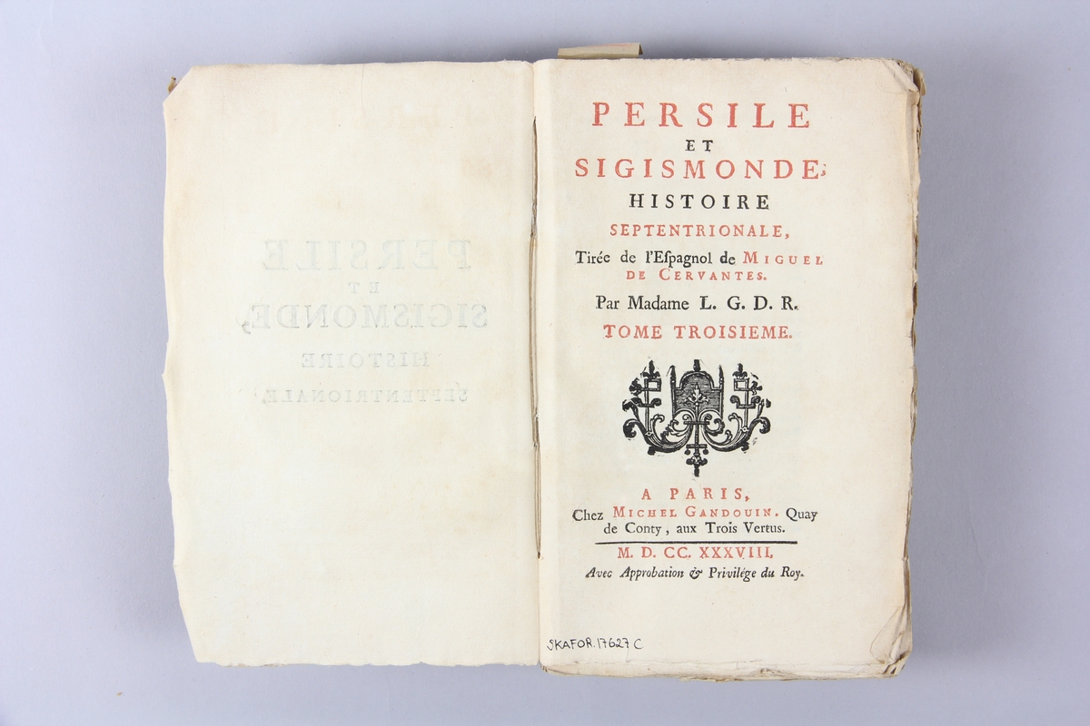 Bok, häftad, "Persile et Sigismonde", del 3, tryckt 1738 i Paris.
Pärm av marmorerat papper, oskuret snitt. Blekt rygg med pappersetikett med volymens namn och samlingsnummer.