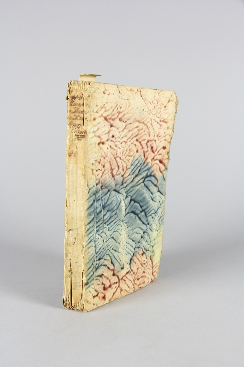 Bok, häftad,"Lettres et mémoires de madame de Maintenon", del 5. Pärmar av marmorerat papper, oskuret snitt. Etikett med titel och samlingsnummer på ryggen.