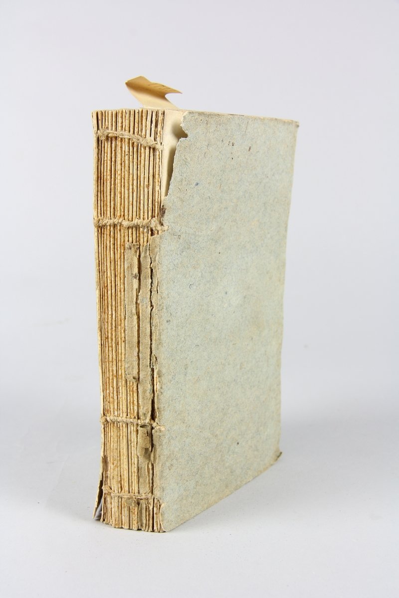 Bok, häftad, "Oeuvres complètes", del 6, skriven av de Florian, tryckt i Leipzig 1796.
Pärmar av gråblått papper, skurna snitt. Ryggen blekt och skadad.