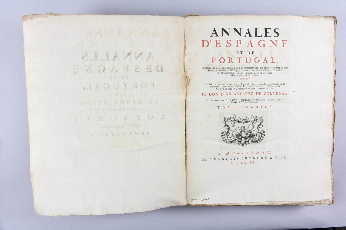 Bok, häftad,"Annales d´Espagne et de Portugal", del 1. Pärmar av marmorerat papper, oskuret snitt. Blekt och skadad rygg med etikett med samlingsnummer och titel.