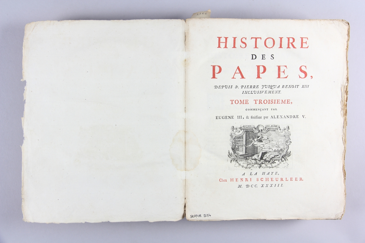 Bok, häftad,"Histoire des Papes", del 3. Pärmar av marmorerat papper, oskuret snitt. Blekt och skadad rygg.
