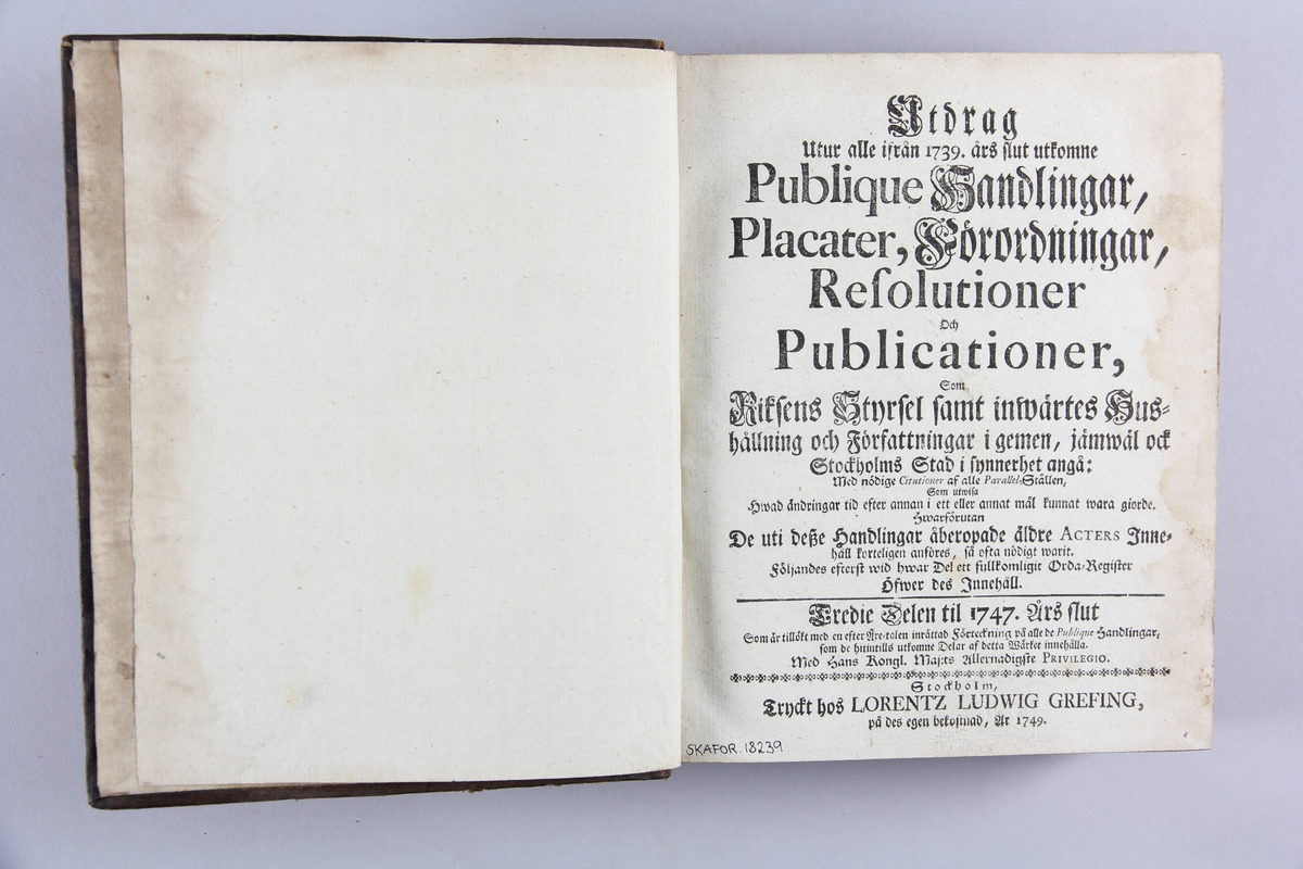 Bok, "Utdrag utur alle ifrån 1739 års slut utkomne Publique Handlingar, Placater ...", del 3. Skinnband med rygg i fem upphöjda bind, fält med titel och volymens nummer. Stänkt snitt.