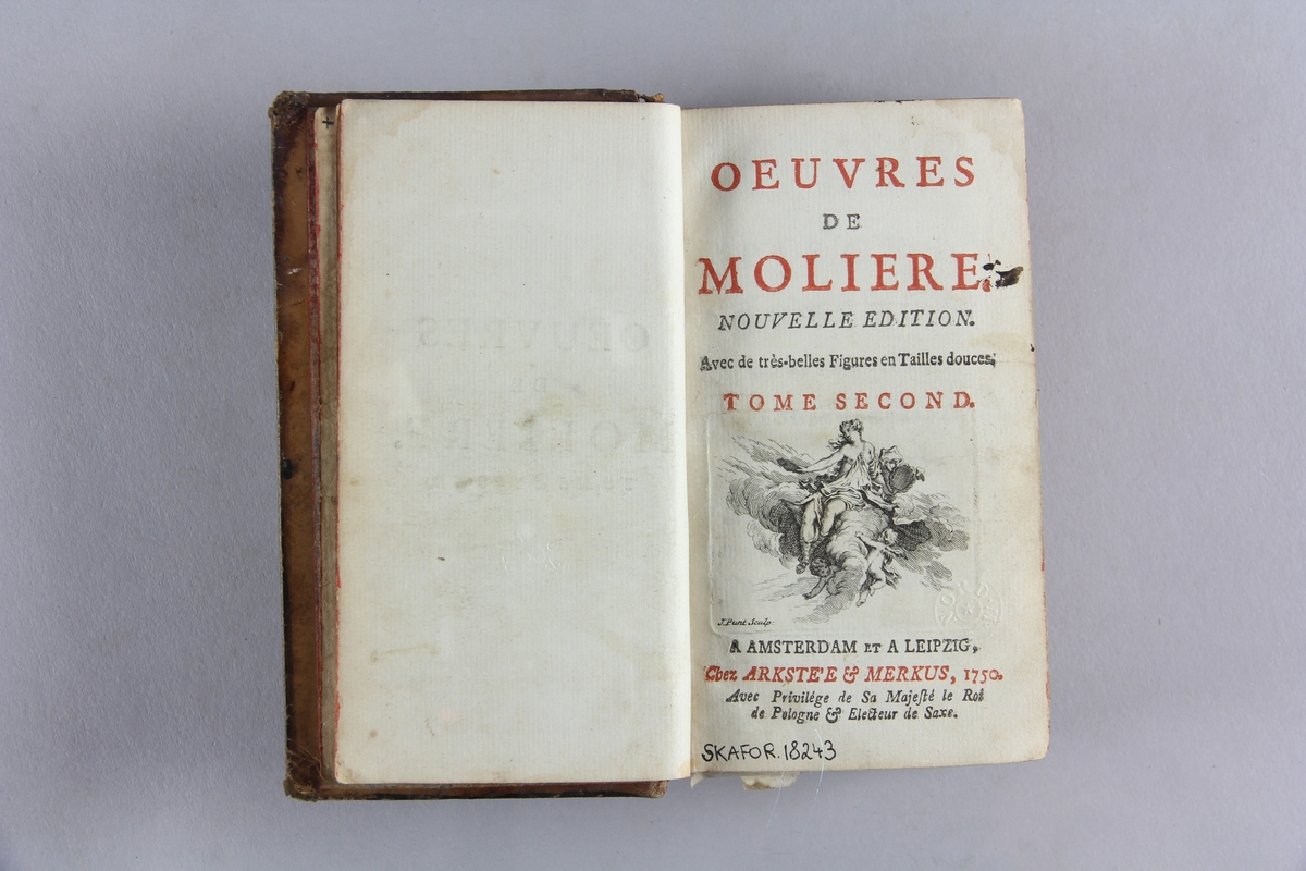 Bok, "Oeuvres de Molière", del 2. Skinnband med guldpräglad rygg, fält med titel och volymnummer. Marmorerat papper på pärmarnas insidor. Rött snitt. Illustrerad med kopparstick.