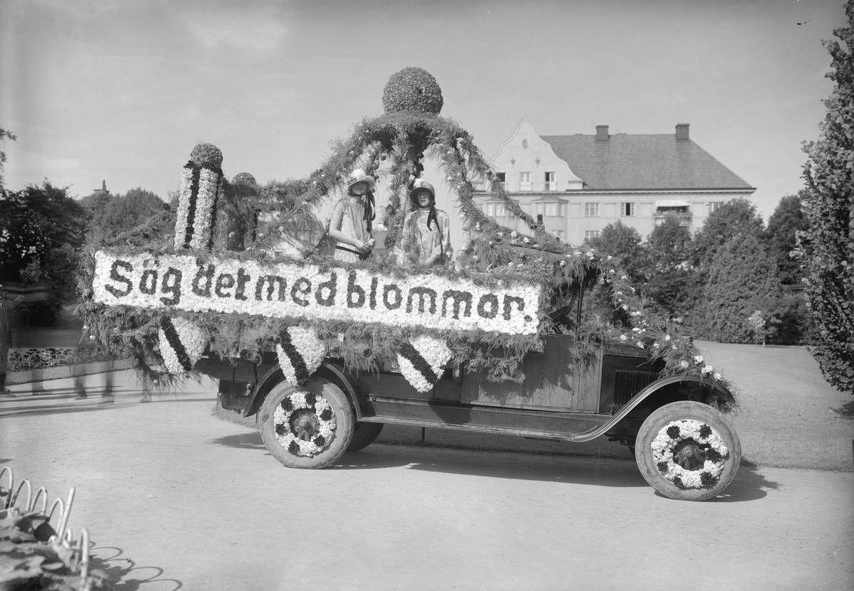 Motiv från firandet av Barnens Dag i Linköping 1927. Bilden visar kortegens färd genom Trädgårdsföreningen.