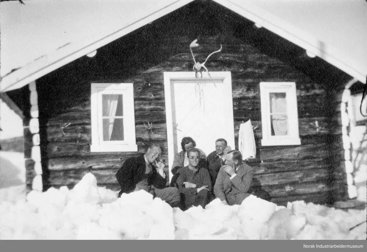 Gruppefoto foran gjestehuset på Sundet, Møsvann.