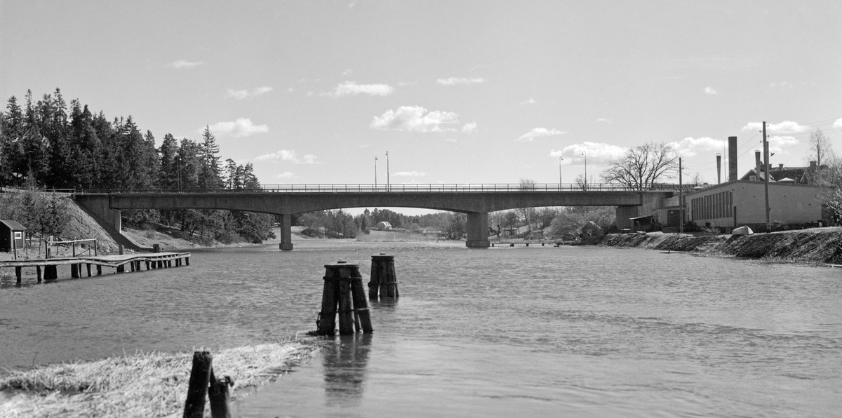 Den 25 maj 1953 kunde äntligen den nya bron över Stångån i Hjulsbro invigas. Nu slapp trafikanterna ta den kurviga och backiga vägen över Hjulsbro sluss. Vy mot söder.
