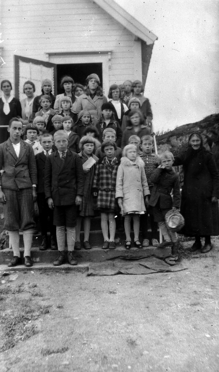 Gruppe av barn oppstilt på bedehustrappa på Å. Tranøy 1932