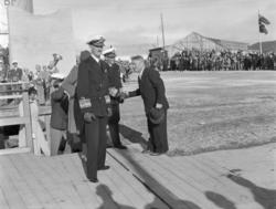 Vadsø. Kongebesøk i Vadsø 1950. Kronprins Olav hilser på fyl