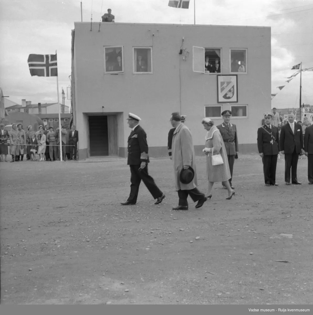 Vadsø juli 1959. Kongebesøk. Kong Olav og prinsesse Astrid sammen med kommunens delegasjon.