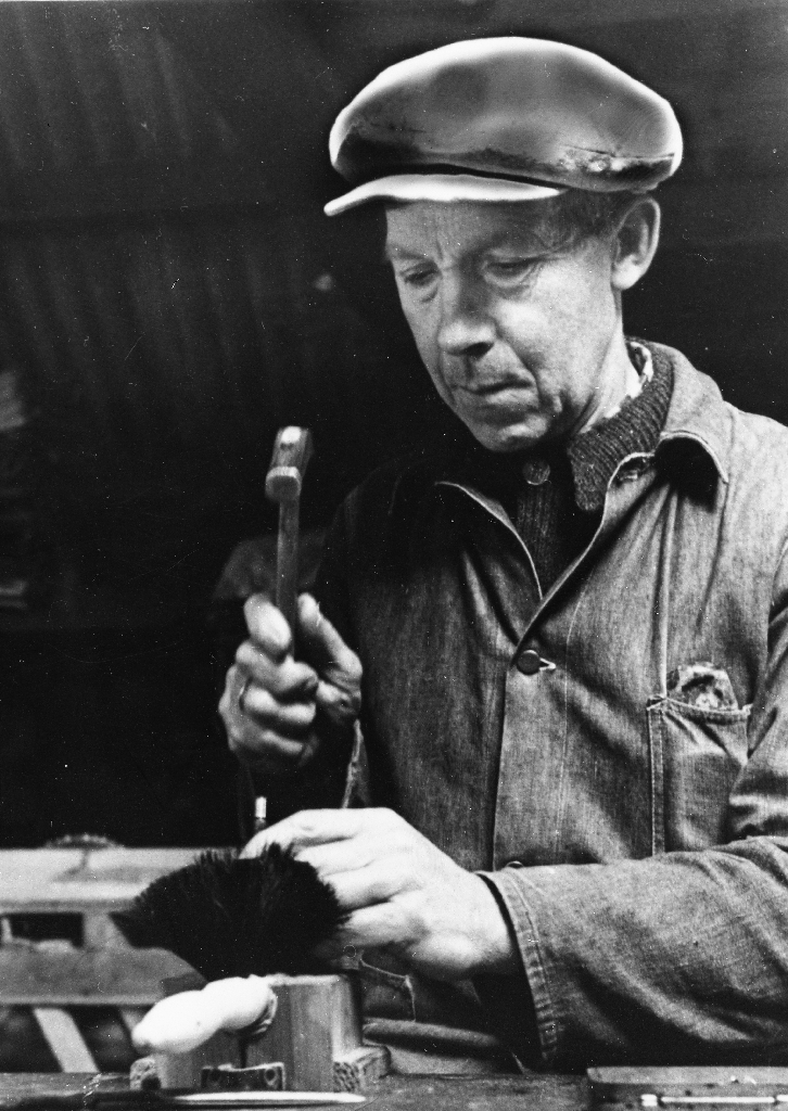 Ingvar Andreas Hognestad (1896 - ) i arbeid med kostebinding på heime ...