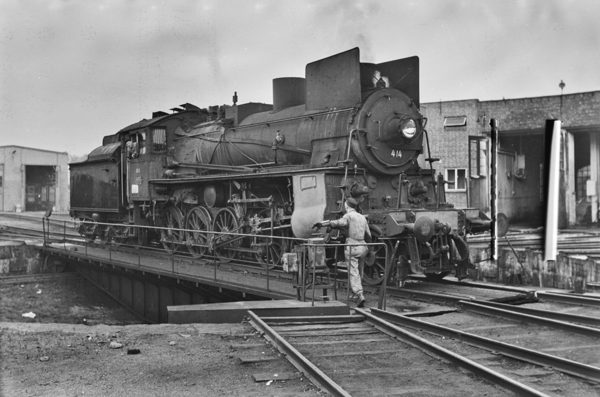 Damplokomotiv type 26c nr. 414 på svingskiven ved lokomotivstallen på Hamar stasjon.