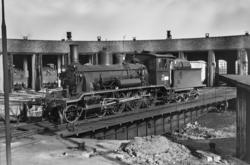 Damplokomotiv type 18c nr. 310 på svingskiven ved lokomotivs