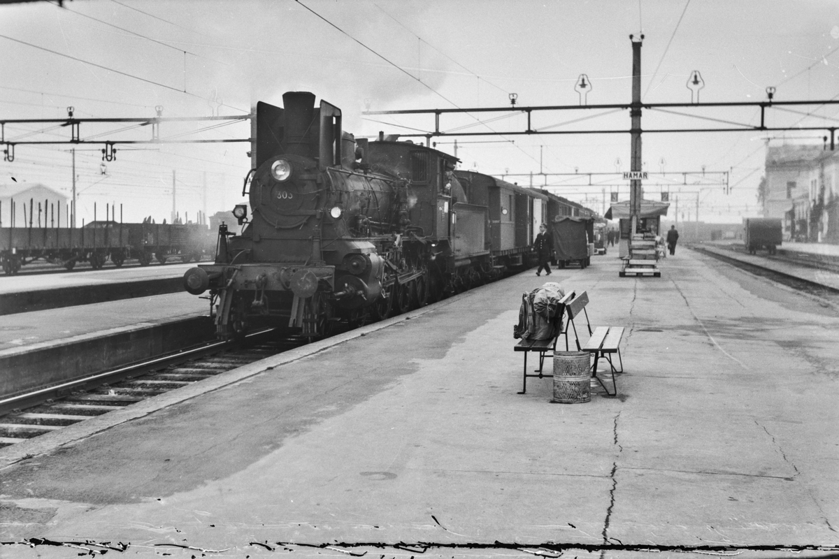 Dagtoget fra Oslo Ø til Trondheim over Røros, tog 301, på Hamar stasjon. Toget trekkes av damplokomotiv type 27a nr. 303.