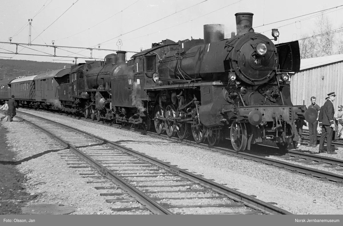 Svenska Järnvägsklubbens veterantog til Norge på Sørumsand stasjon. Toget trekkes av Statens Järnvagars damplokomotiv type B nr. 1314 og NSBs damplokomotiv type 26c nr. 411.