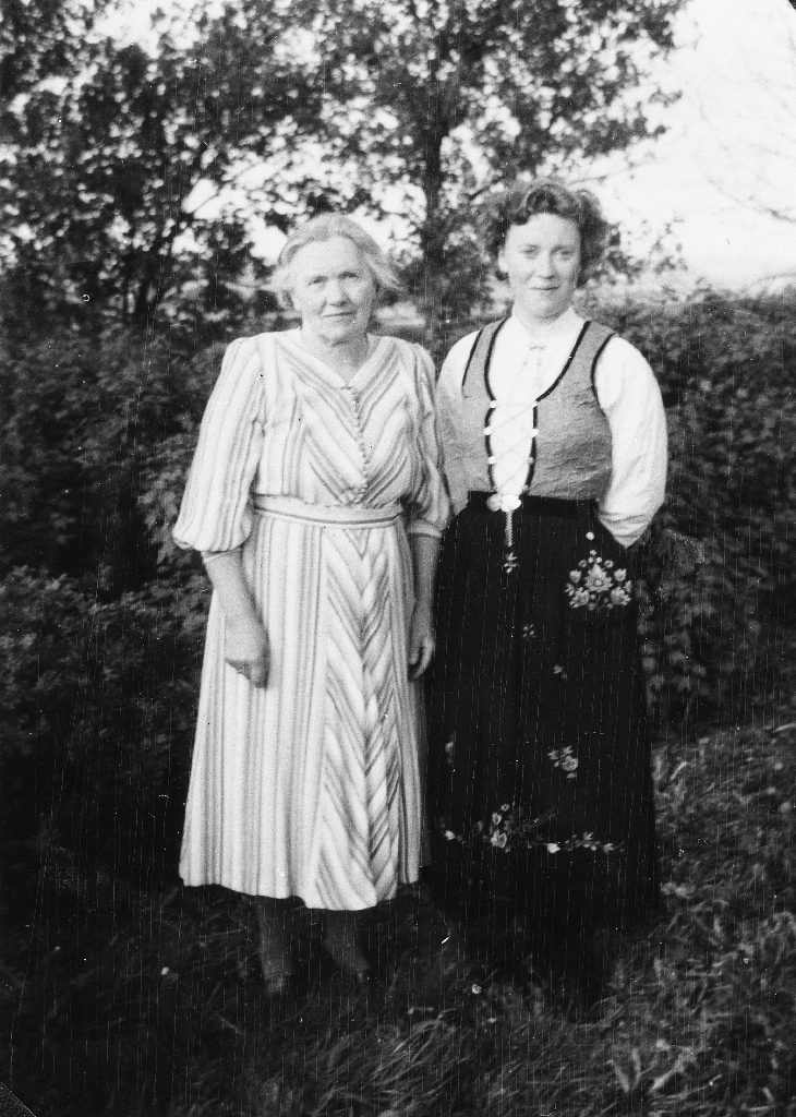 Ragna (Ragnhild) Haugland f. Egeland (1890 - 1969) og dottera Ragnhild Johanna Haugland g. Erga (1931 - ) heime i hagen på Haugland.