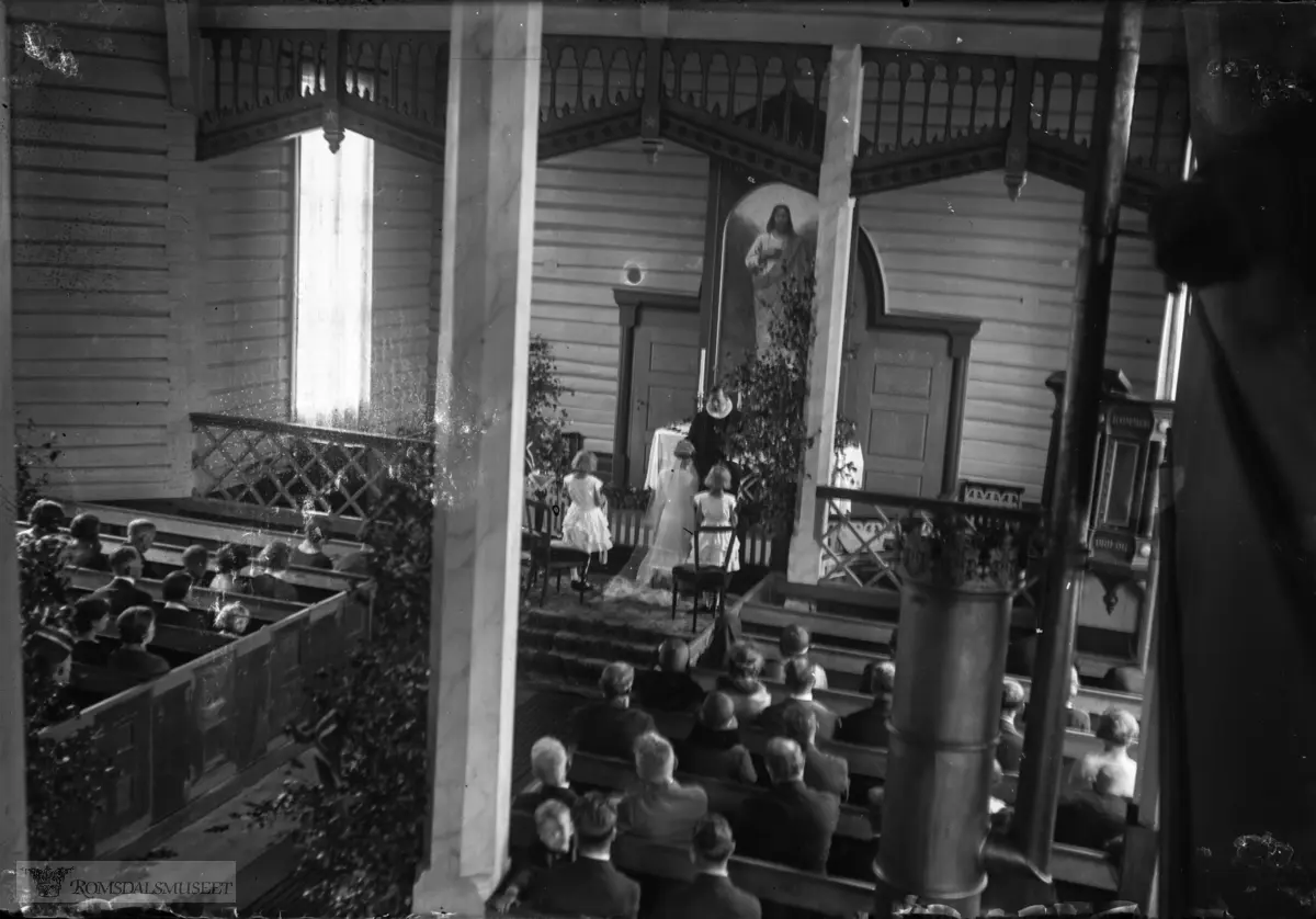Bryllup i Kleive kirke..Interiøret i Kleive kirke før 1935..I 1934 ble altertavlen endret, da interiøret i kirken ble restaurert.