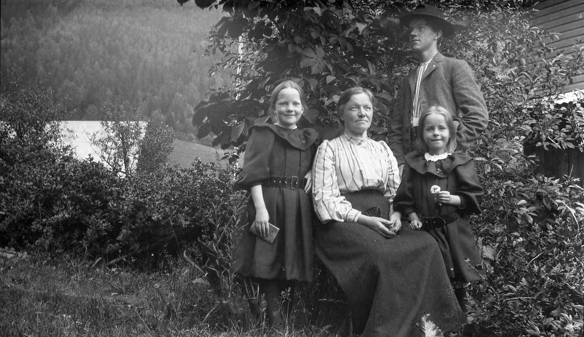 Azora, Einar Tveito, og to jenter