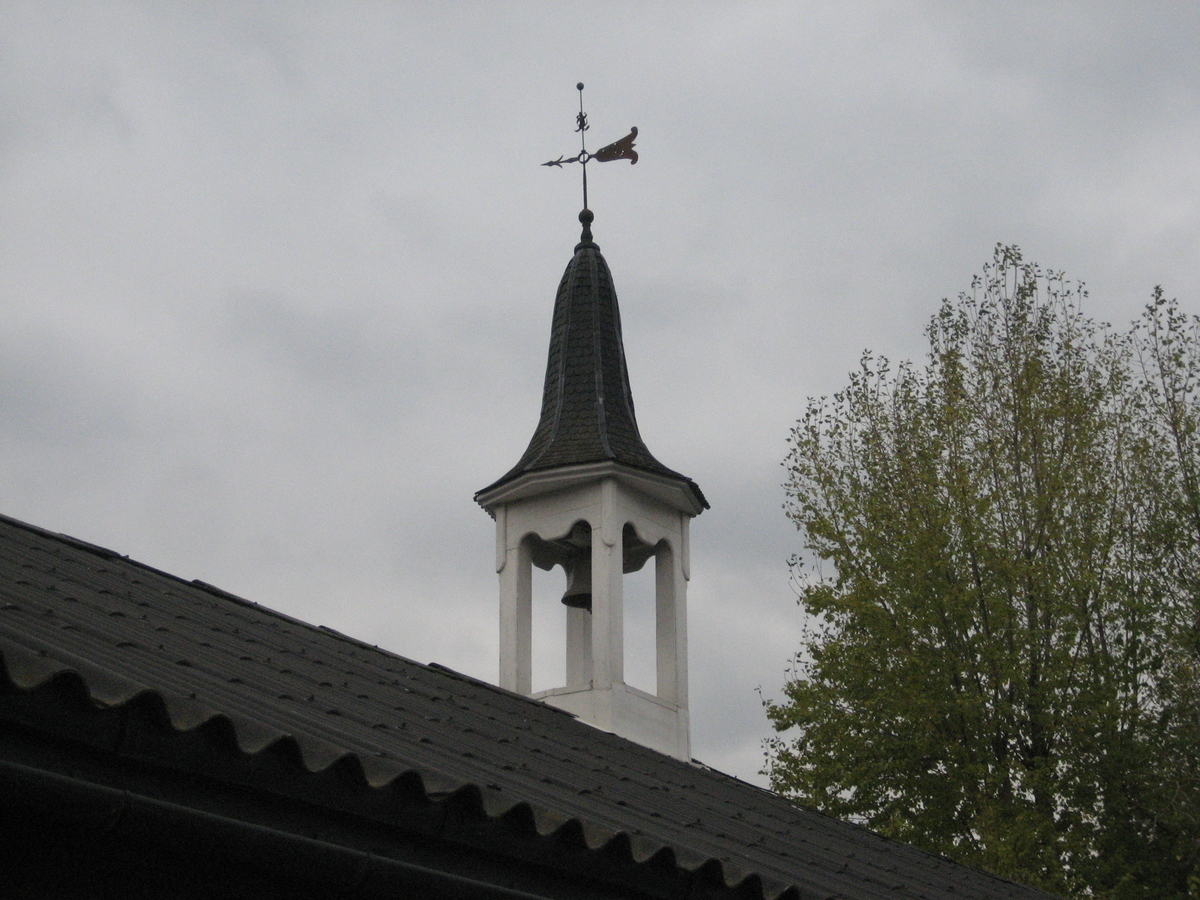 På gården Kjemstad står det et høyt og elegant klokketårn på en av driftsbygningene.  Taket har kjegleform tekket med spon. Det er lite dekorasjoner, men tårnet har klassisistiske trekk.
