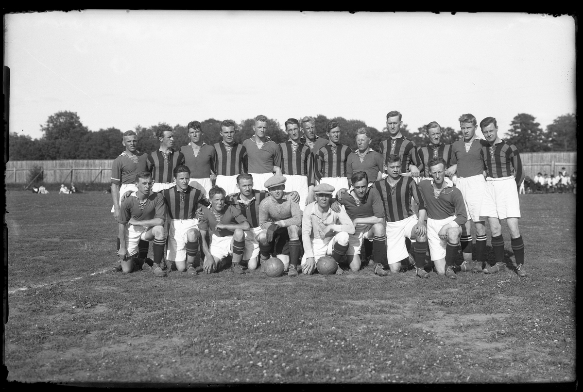 Alingsås Idrottsförenings första lag och GAIS uppställda på fotbollsplan.