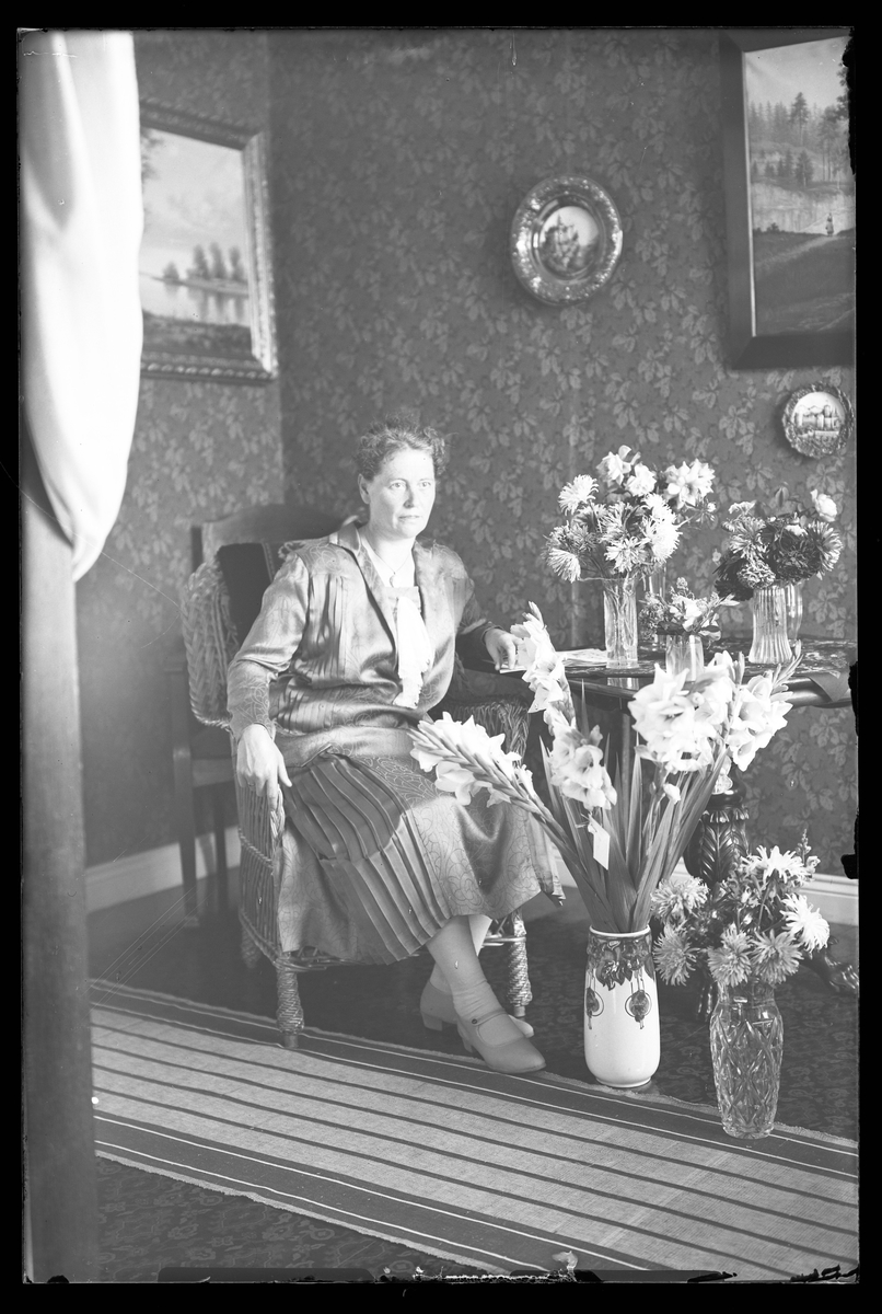 Fru Wincrantz fotograferad med blommor i samband med sin 50årsdag.