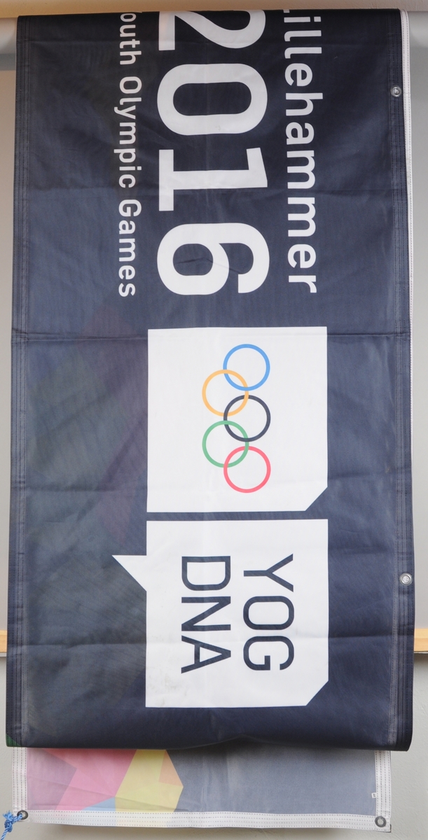 Mørkeblått banner med hvite bokstaver og elementer fra Ungdoms-OLs designprogram.