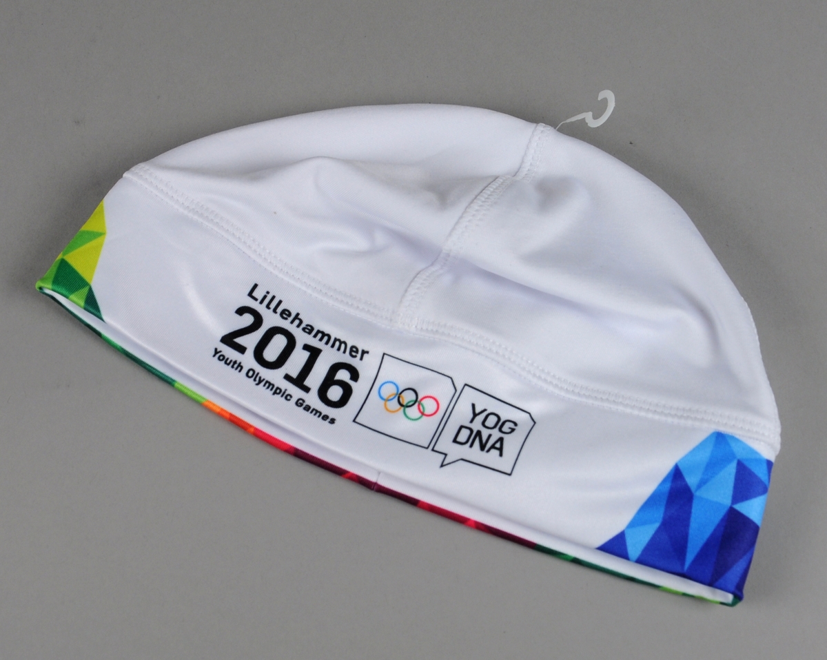 Hvit lue av polyester med elementer fra designprogrammet til Ungdoms-OL.